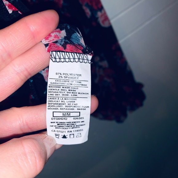 Cute top🌺 2 for 20$🖤 - Picture 2 of 3